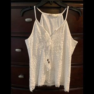 🌼 3/$18. Laffaire lace top